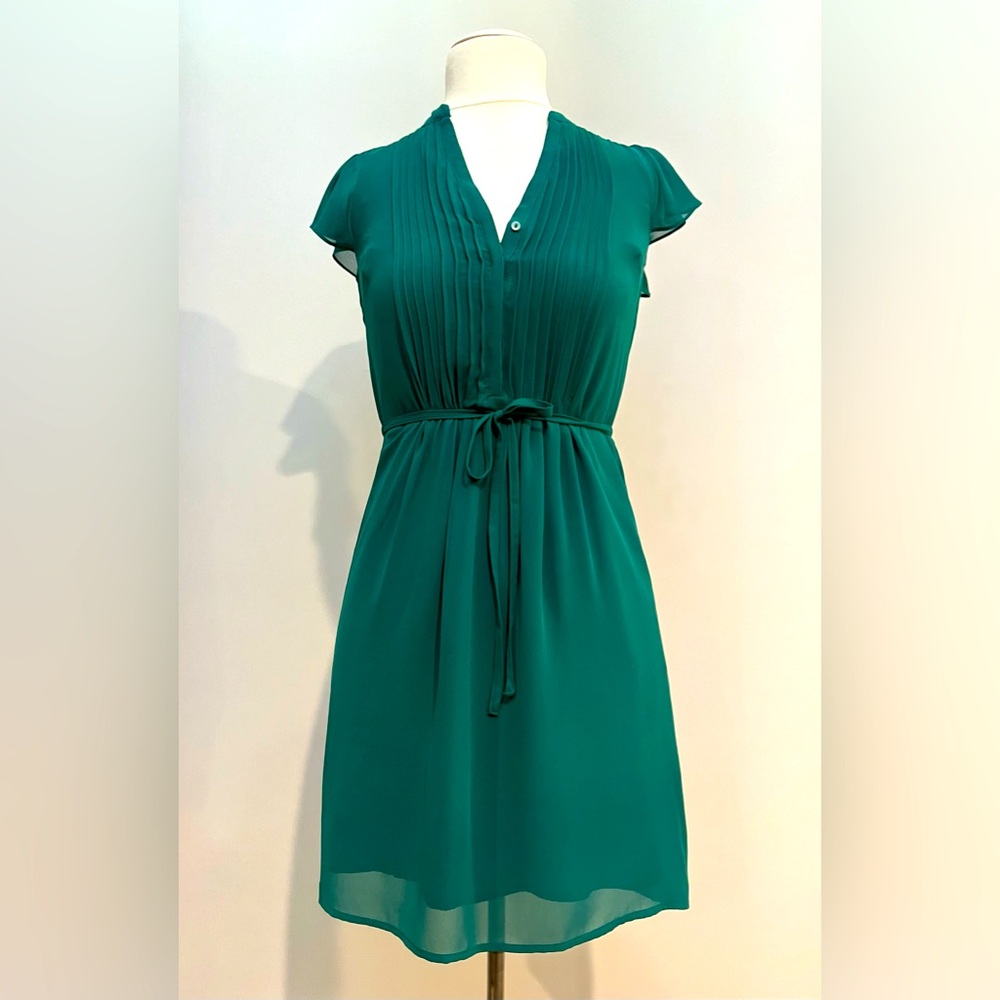 H&M EMERALD GREEN PLEATED DRESS | TIE WAIST | BUTTON UP | CAP SLEEVES | FLARE